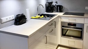 Apartment | Eigene Küche | Wasserkocher mit Kaffee-/Teezubehör, Kühlschrank, Herdplatte