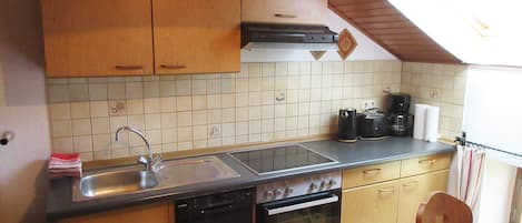Kylskåp, mikrovågsugn, ugn och spishäll