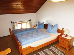3 bedrooms, iron/ironing board, WiFi, bed sheets