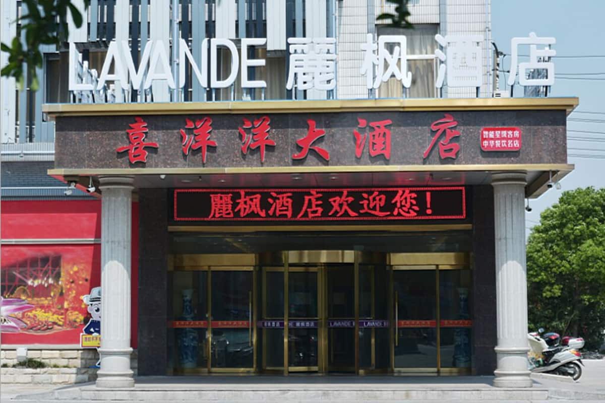 Entrada de hotel com uma placa exibindo 'LAVANDE' e 'hotel em estilo turco'.