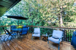 Outdoor dining - The Wright's Coach House  (Elora)