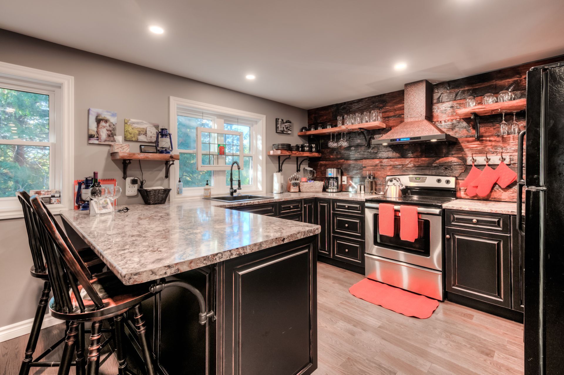 Frigorifero, microonde, forno, piano cottura