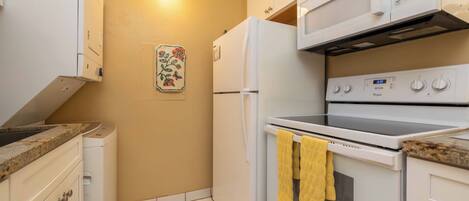 Kjøleskap, mikrobølgeovn, ovn og kokeplater