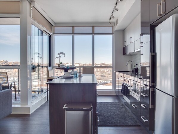 大型冰箱、微波爐、烤箱、爐台