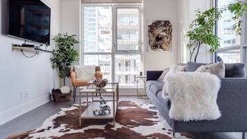 43-inch Smart TV with digital channels, TV, Netflix