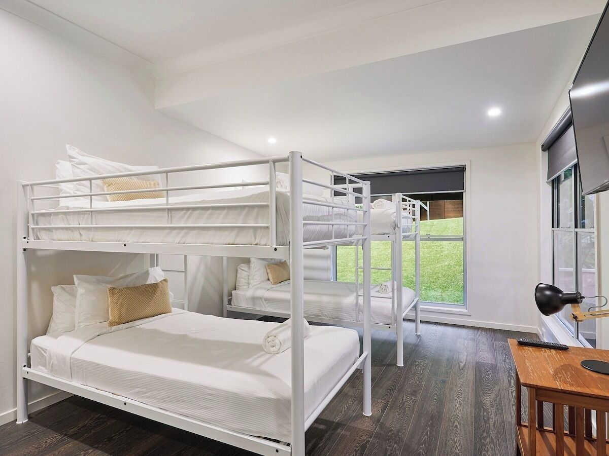6 bedrooms, iron/ironing board, free WiFi, bed sheets