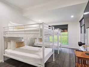 6 bedrooms, iron/ironing board, free WiFi, bed sheets