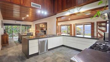 Full-size fridge, microwave, oven, coffee/tea maker