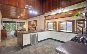 Full-sized fridge, microwave, oven, coffee/tea maker