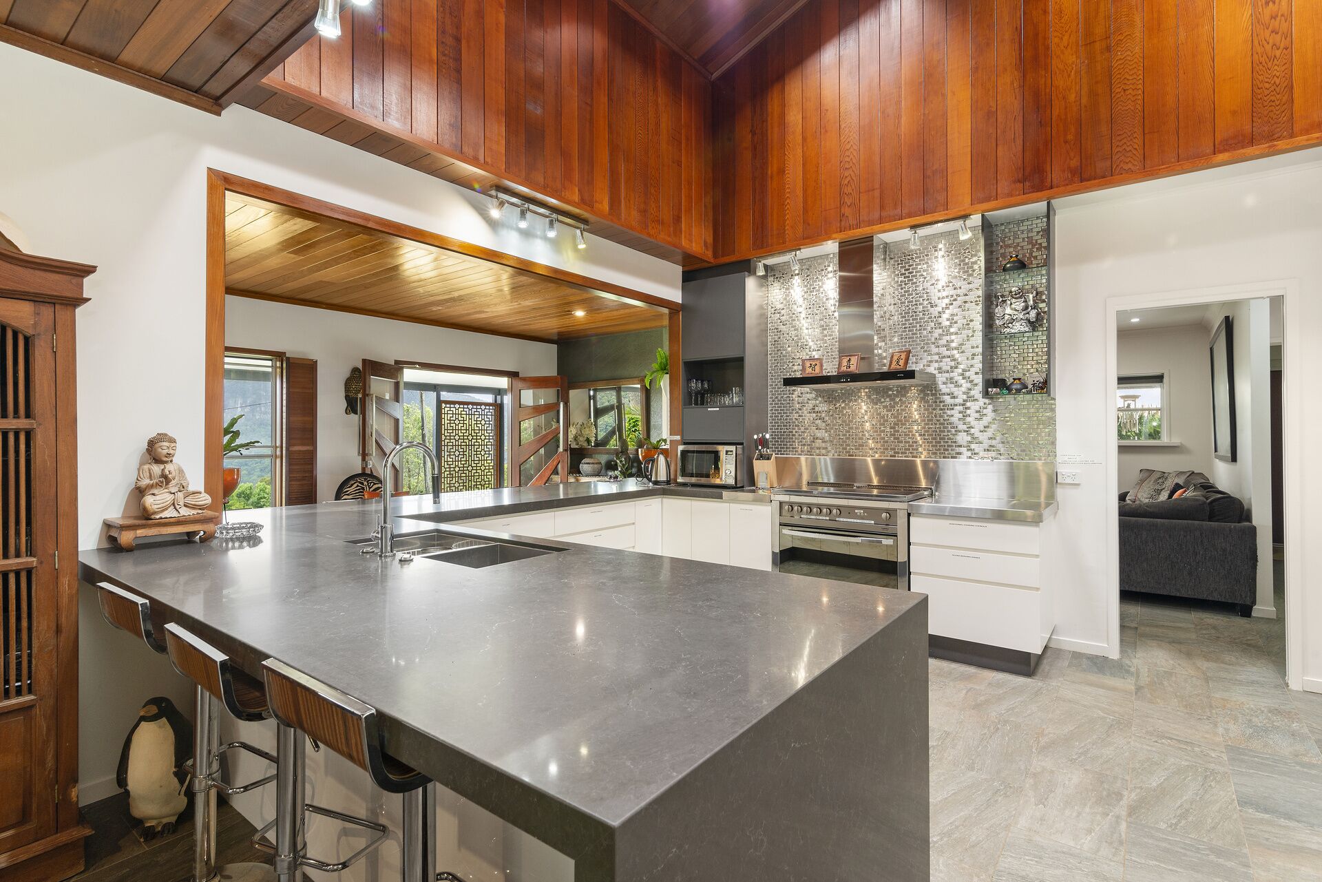 Captivating Currumbin Valley — image 23