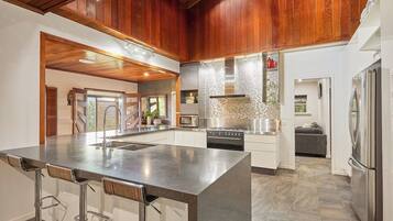 Full-size fridge, microwave, oven, coffee/tea maker