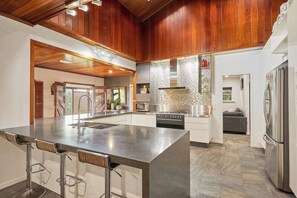 Full-sized fridge, microwave, oven, coffee/tea maker