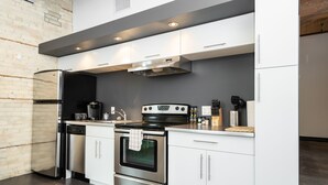 City Room | Private kitchen | Full-size fridge, oven, dishwasher, cookware/dishes/utensils - Premium Condo Across From MTS Winnipeg (Winnipeg)