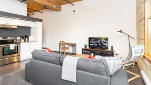 WiFi (free), individually decorated, bed sheets - Premium Condo Across From MTS Winnipeg (Winnipeg)