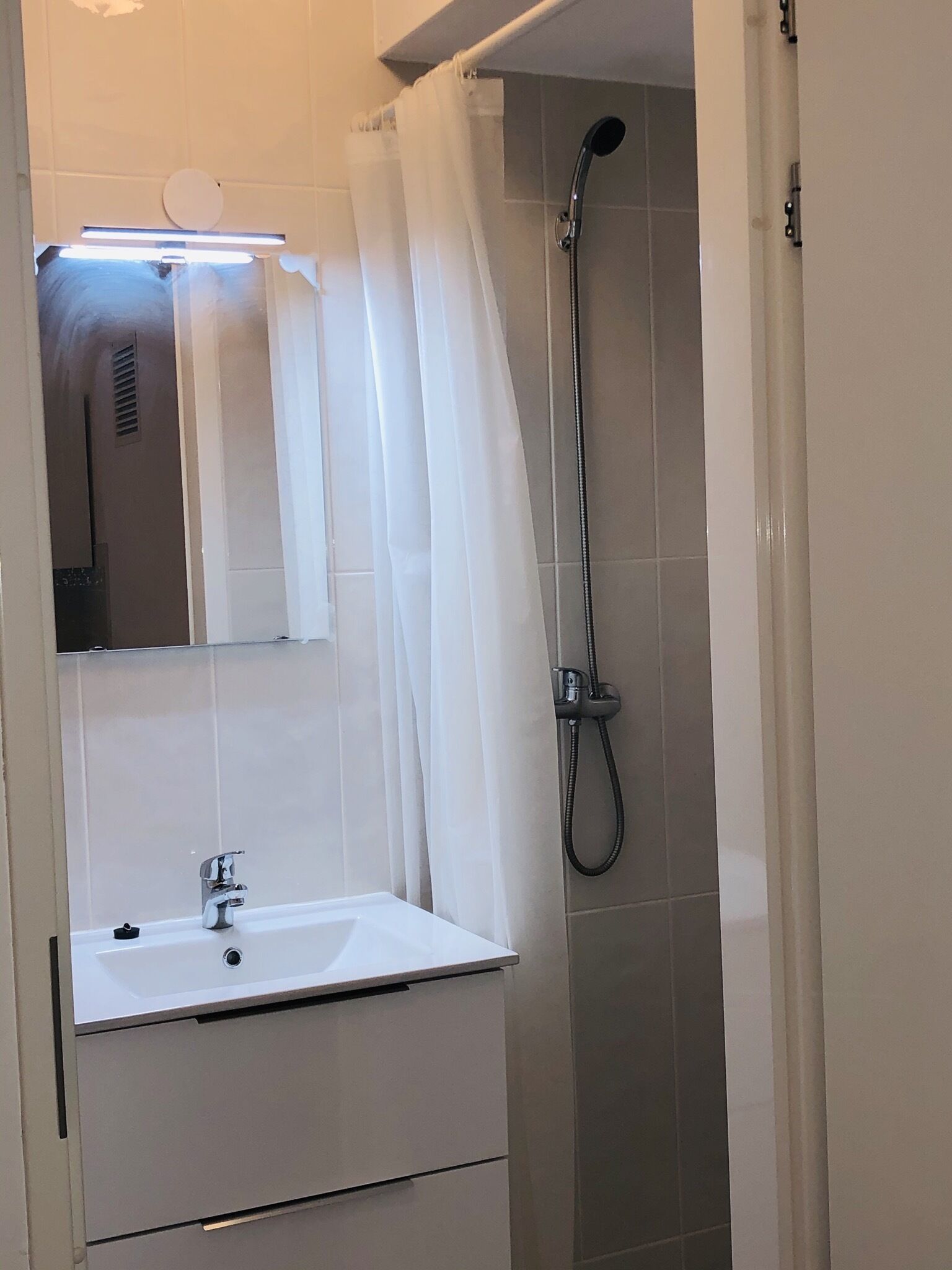 Chambre Standard Double ou avec lits jumeaux (7) | Douche de la salle de bain