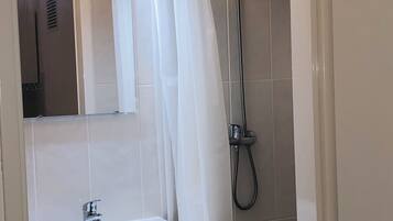 Chambre Standard Double ou avec lits jumeaux (7) | Douche de la salle de bain