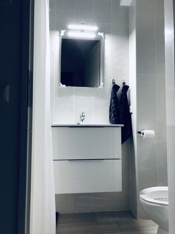 Standard Double Room (10) | Bathroom