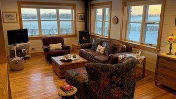 Télévision LED, cheminée, lecteur de DVD, table de tennis de table