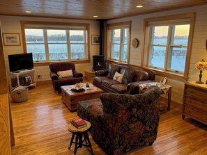 Télévision LED, cheminée, lecteur de DVD, table de tennis de table