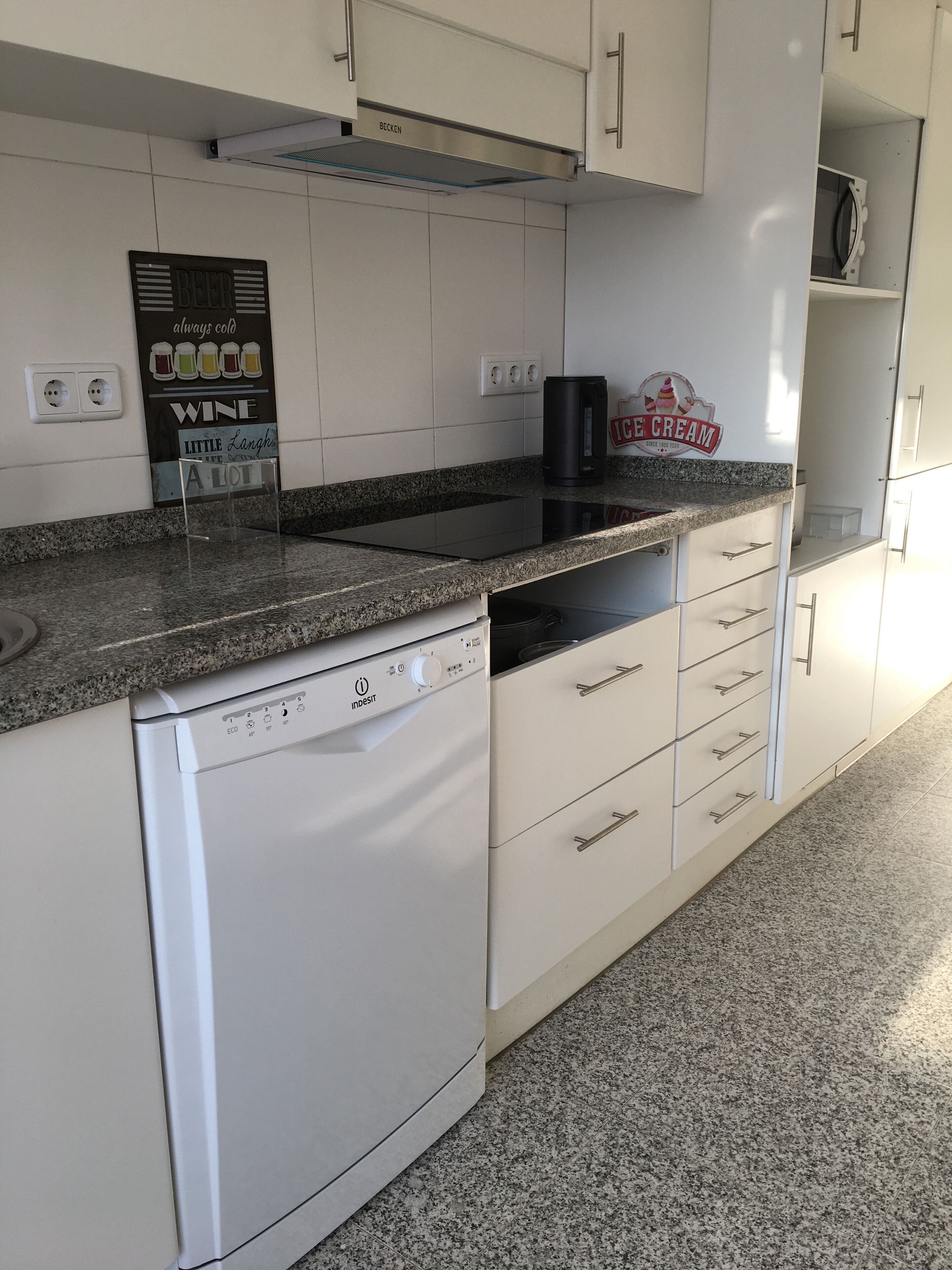 Refrigerador, microondas, parrilla de estufa y lavavajillas 