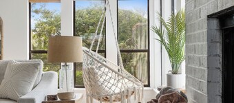 Marsh-Front Boho Retreat, 2 Min Walk to Beach, Best Surf Break on Folly!