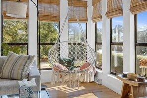Smart TV, fireplace, Netflix, books - Marsh-Front Boho Retreat,  2 Min Walk to Beach, Best Surf Break on Folly! (Folly Beach)