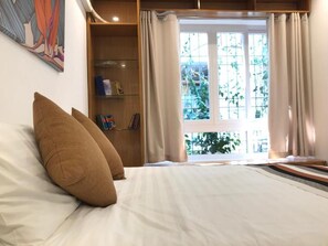 5 bedrooms, iron/ironing board, WiFi, bed sheets - Clean/Cozy/ Central Location wth smart TV [Deluxe Room] (Hanoi)