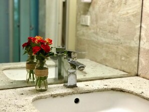 Hair dryer, towels - Clean/Cozy/ Central Location wth smart TV [Deluxe Room] (Hanoi)