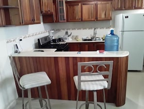 Réfrigérateur, micro-ondes, four, cafetière/bouilloire