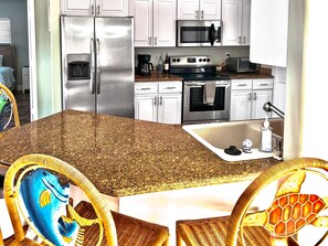 Microondas, horno, parrilla de estufa y lavavajillas