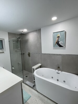Dusche, Whirlpool, Haartrockner, Handtücher