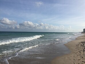 In Strandnähe, Liegestühle, Strandtücher