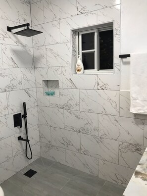 Suihku, ilmaiset hygieniatuotteet, hiustenkuivaaja, pyyhkeet