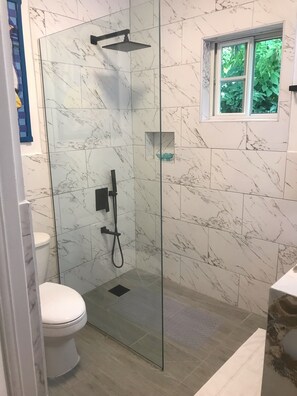 Dusche, kostenlose Toilettenartikel, Haartrockner, Handtücher