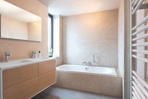 Baignoire, sĂšche-cheveux, serviettes fournies, savon