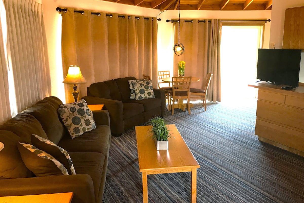 Premium Suite, Multiple Beds, Golf View | Living area