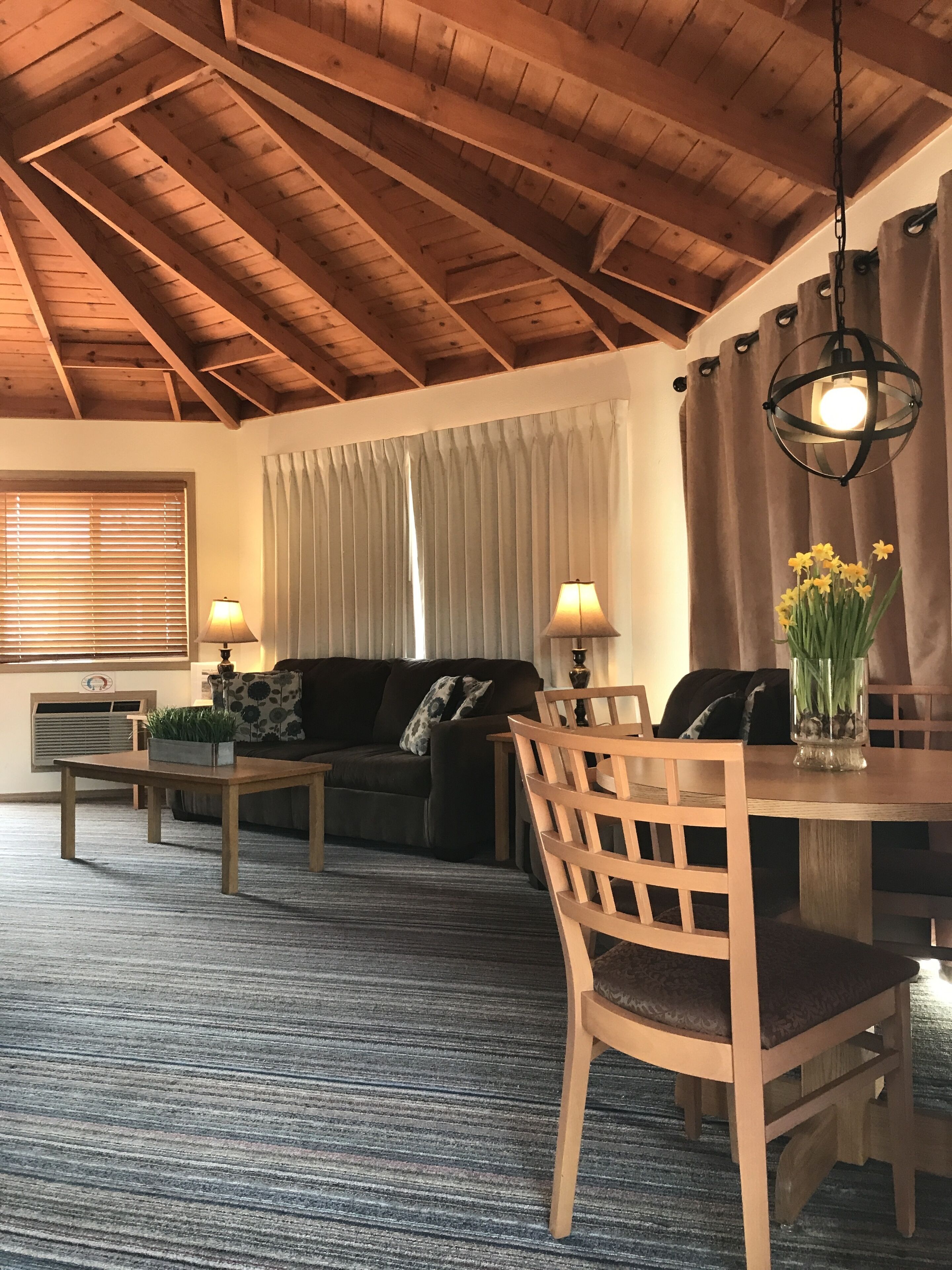 尊荣套房, 多张床, 高尔夫景观 | 起居区 | 30-英寸纯平电视 （配备有线频道）、电视