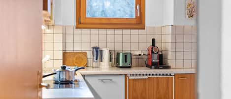 Een koelkast, een magnetron, een oven, een vaatwasser
