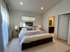 3 slaapkamers, een bureau, een strijkplank/strijkijzer, reisbedje