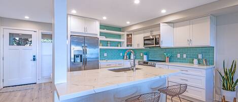 KĂŒhlschrank, Mikrowelle, Ofen, Herdplatte