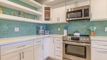 Een koelkast, een magnetron, een oven, een kookplaat