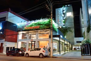 الإطلالة من المنشأة