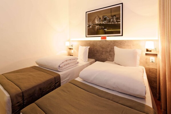 ميني بار وخزنة داخل الغرفة