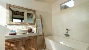 Bañera con ducha, secador de pelo, bidet