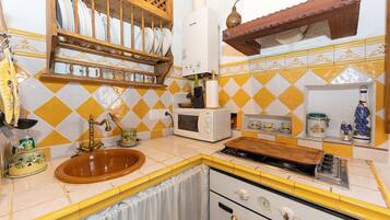 Een koelkast, een magnetron, een oven, een kookplaat