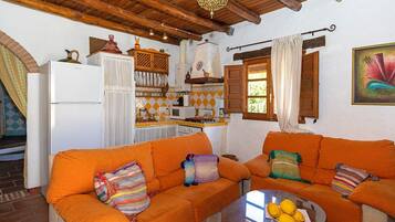 Een flatscreentelevisie en een dvd-speler