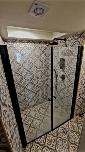 Dormitorio compartido urbano, dormitorio mixto | Baño compartido