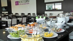 Ein reichhaltiges Buffet mit verschiedenen Speisen und ein Schild für Hotels Montelíbio.