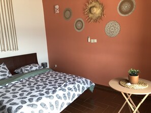 مساحة عمل للكمبيوتر المحمول وستائر تعتيم وبديكورات فريدة لكل غرفة