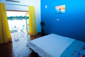 Dobbeltrom – classic | Individuelt dekorert, skrivebord for bærbar PC og blendingsgardiner